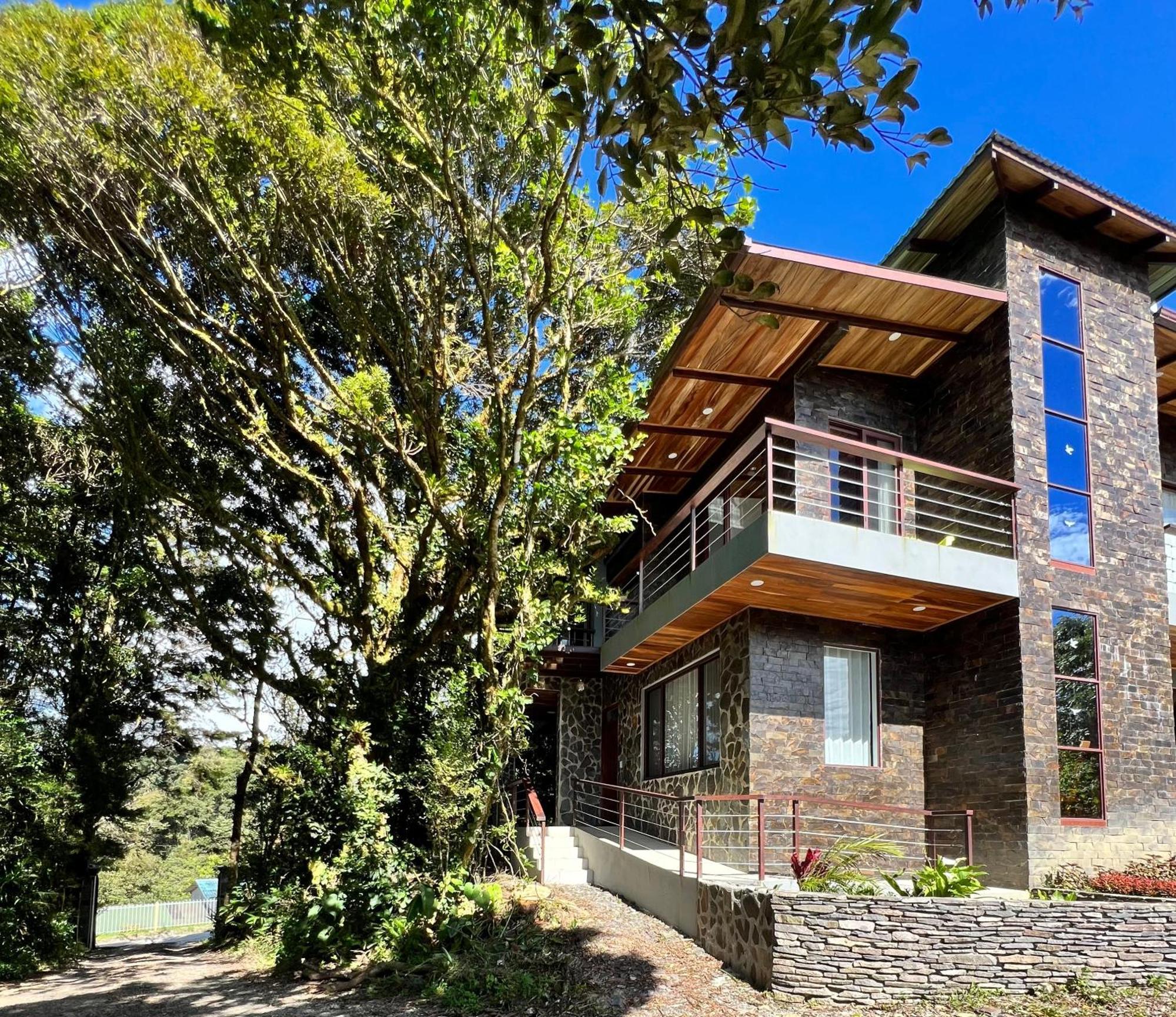 Cougar Monteverde Exterior photo